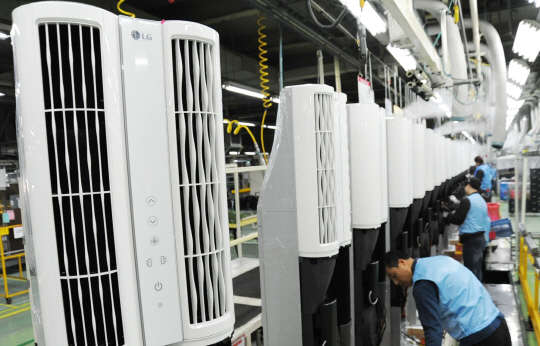 창원시 성산구 성산동 소재 LG전자 창원 공장에서 '휘센 듀얼 에어컨' 신제품을 생산하고 있다.  LG전자 제공